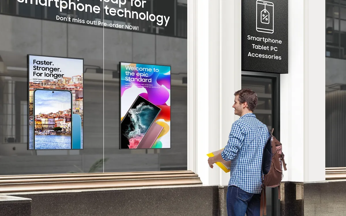 Due display Samsung verticali nella vetrina di un negozio di telefonia